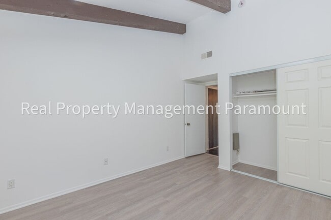 Building Photo - Don't miss out! 2 Bed 2 bath ready to go!