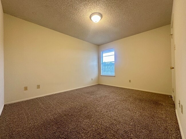 Building Photo - 1404 Chapel Ridge Rd