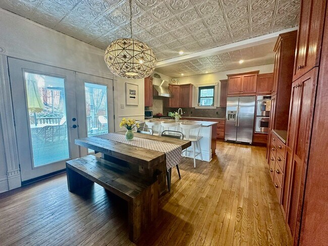 Building Photo - 516 Fourth Street 1.2 miles to CC, 4 Bed 2...