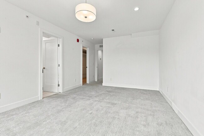 Building Photo - $3,640.95 with $300 Off the first month's rent, 2 Bed, 2.5 Bath Townhome in Denver with Rooftop P...