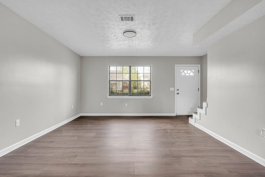 Building Photo - 456 W Broad St