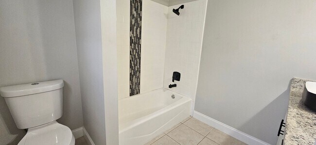 Building Photo - Charming 3-Bedroom Home in Deland – Water and Lawncare Included!