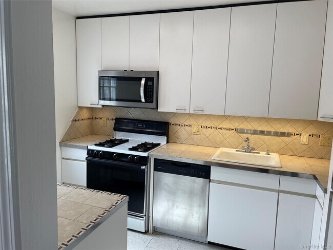 Building Photo - 8 Cameron Ln