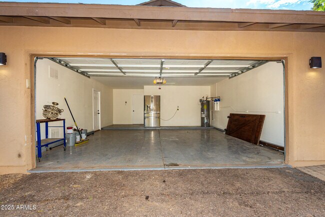 Building Photo - 5031 E Pershing Ave