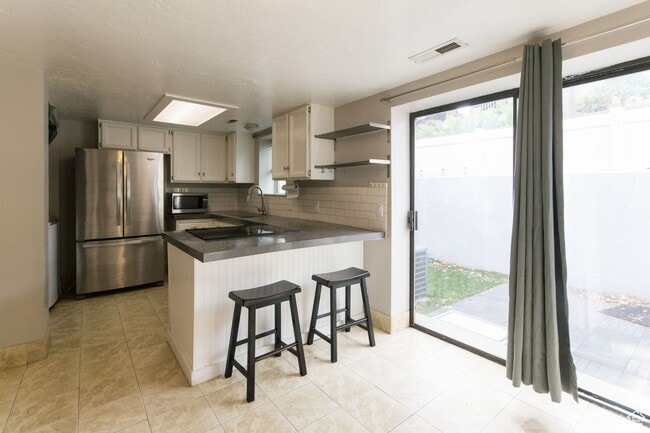 Building Photo - Beautiful Townhome in Excellent Holladay Location!