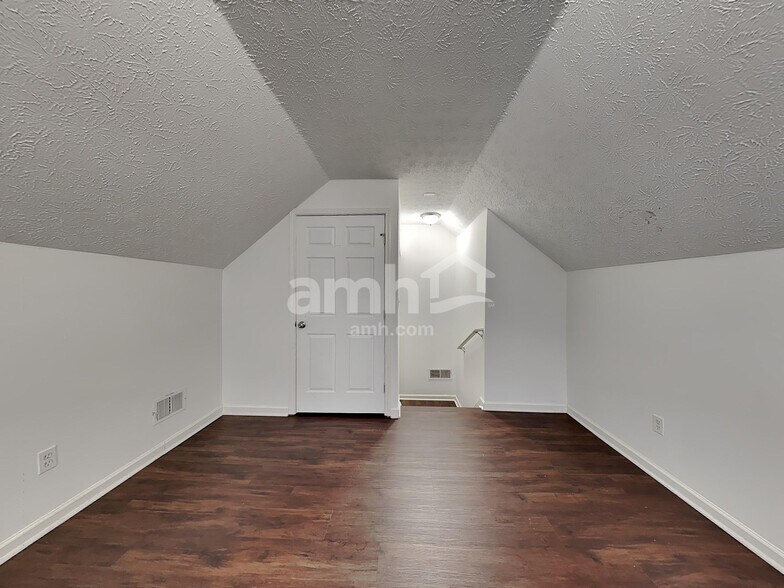 Building Photo - 558 The Blvd