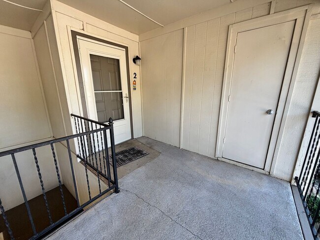 Building Photo - 1717 E Lindsey St