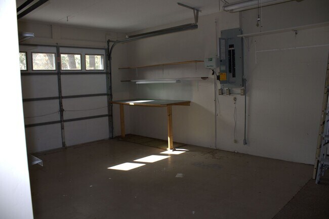 Building Photo - 3/2/3 Spring Hill Home