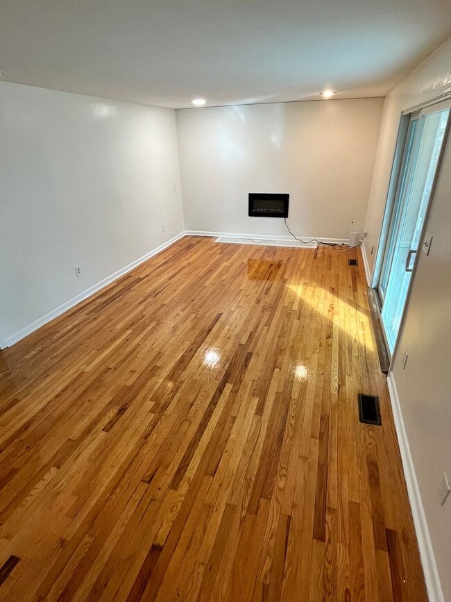 Building Photo - 3 Bedroom Single Family Home in Liverpool