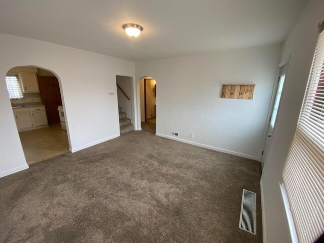 Building Photo - 404 S Wayland Ave