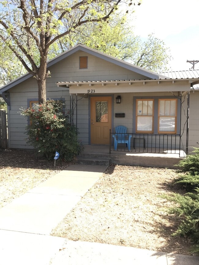 Building Photo - 2 bedroom w/ hardwood floors near TTU!