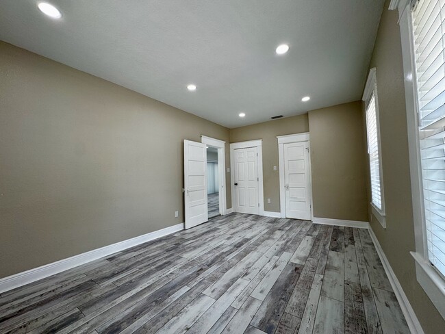 Building Photo - 409 S Willow Ave