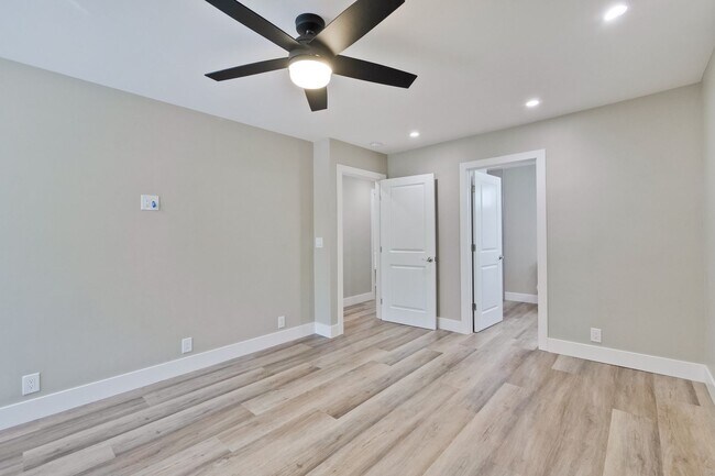 Building Photo - Stunning Modern Almost New Condo, Pets Welcome!