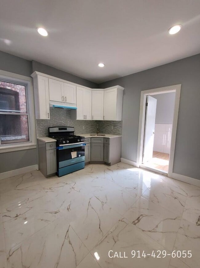 Building Photo - 114 S 6th Ave