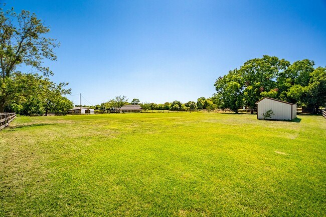 Building Photo - 800 Oak Ln Dr