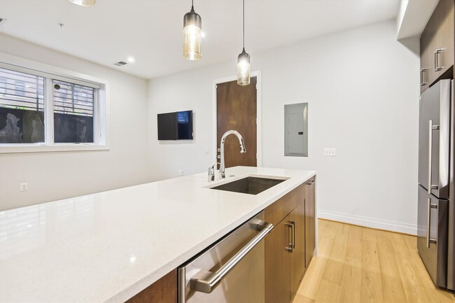 Building Photo - Near NEW 1+1 in NW DC!