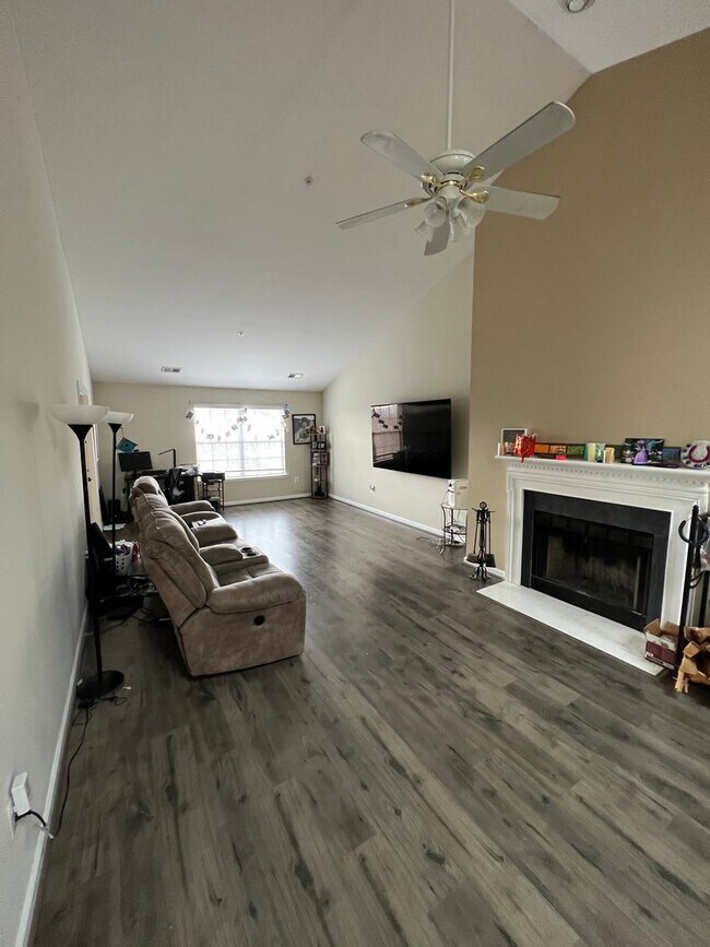 Building Photo - Stunning 2 bedroom and 3 Bathroom Townhome Style Condo / w Pool