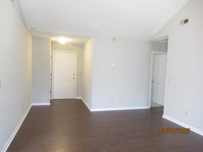 Building Photo - 20 Amos Ct