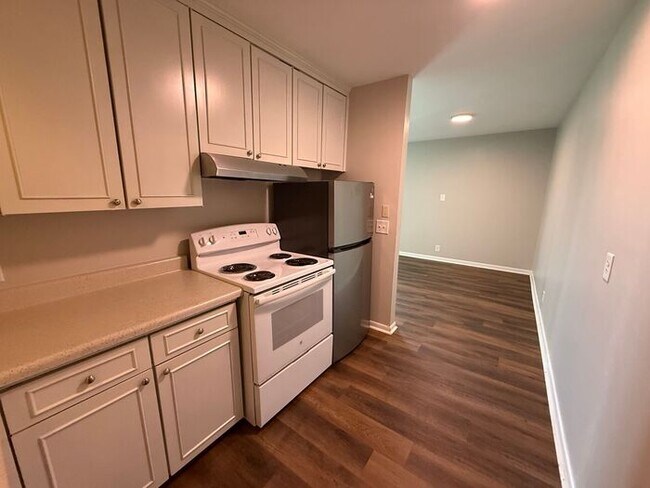 Building Photo - 2 Bedroom Unit was recently renovated. Liv...
