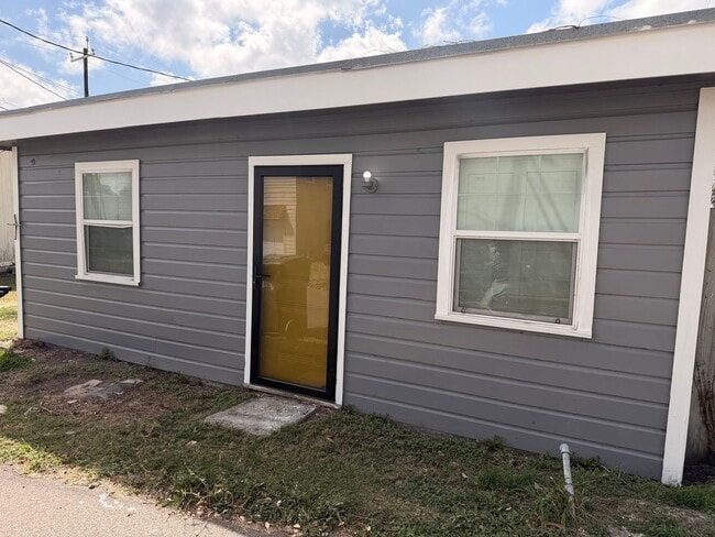 Building Photo - This studio apartment is conveniently located one block from Spohn Shoreline,