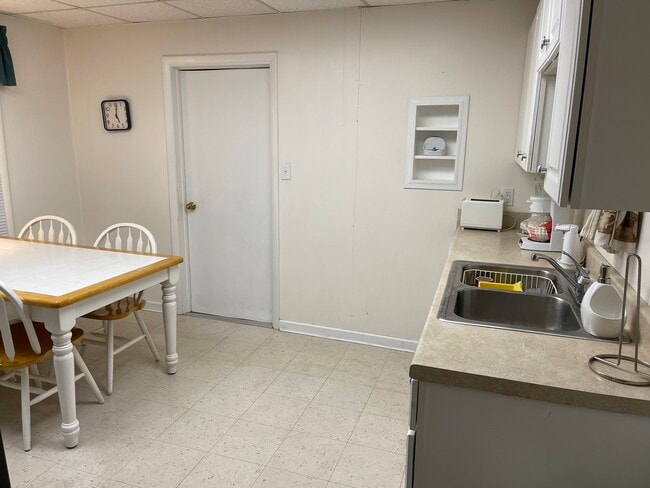 Kitchen door leading to laundry room - 604 S Oakwood Ave