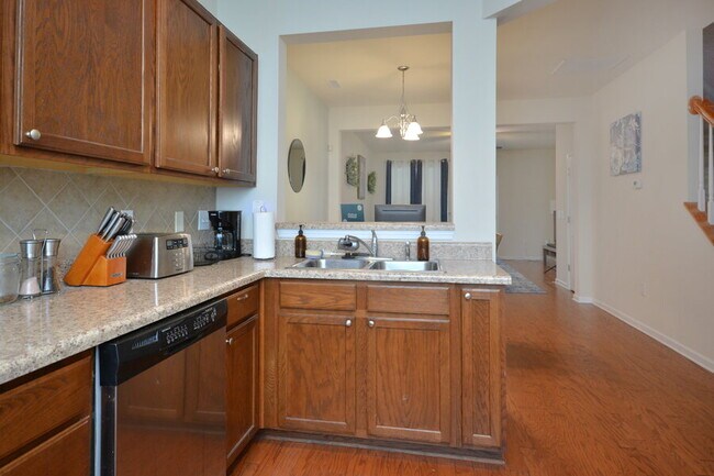 Building Photo - Modern 2BR/2.5BA Townhome in Stratford Lak...