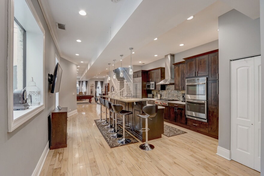 Building Photo - 20 W Ontario St