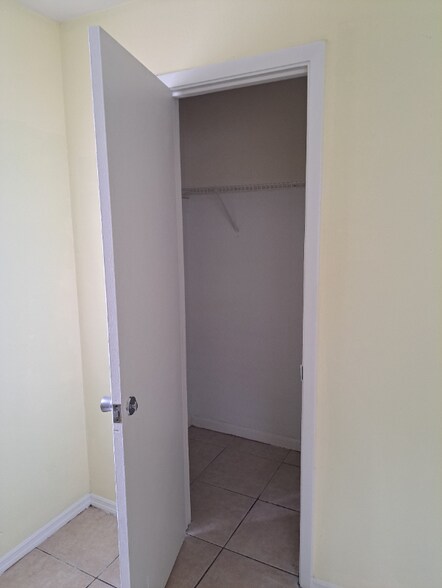Building Photo - 1021 Oaktree Ln