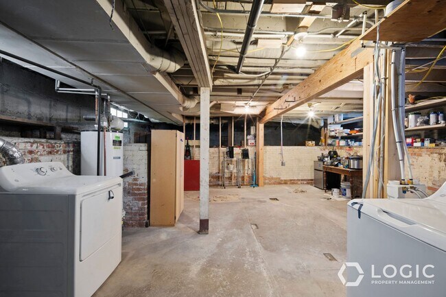 Building Photo - 423 Douglas St