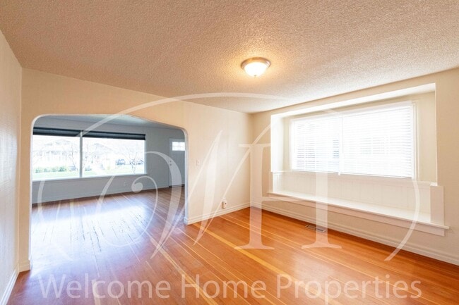 Building Photo - Spacious 4 Bedroom Home with Fireplace and Fenced Yard