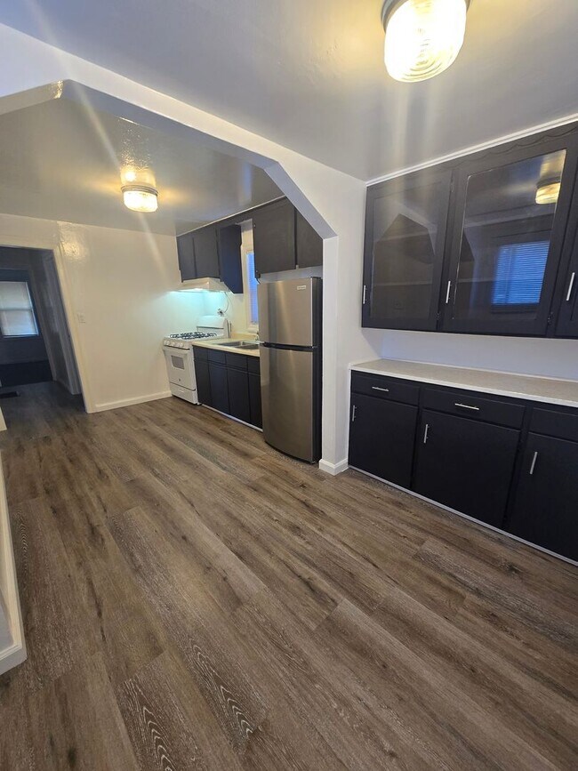 Building Photo - 512 N Palm St