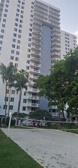 Building Photo - 800 N Miami Ave