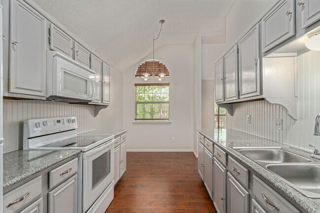 Building Photo - 588 Lake Forest Dr