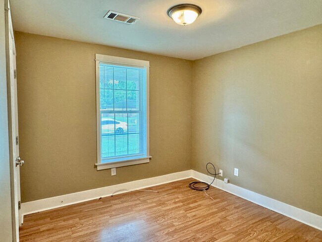 Building Photo - Charming 3-Bed, 2-Bath Home with Spacious ...