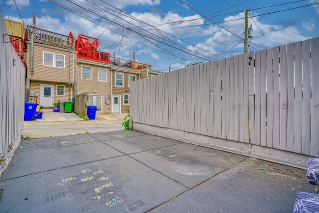 Building Photo - 907 S Bouldin St