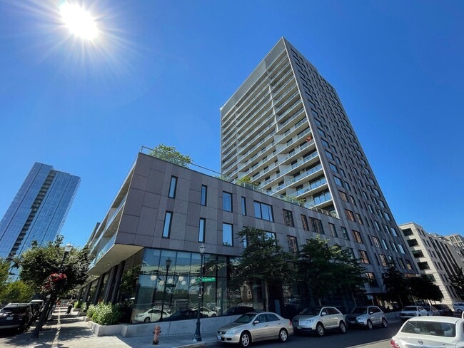 Building Photo - Spacious Vista Pearl Condo with Bonus Den, Stunning Views and Fabulous Amenities