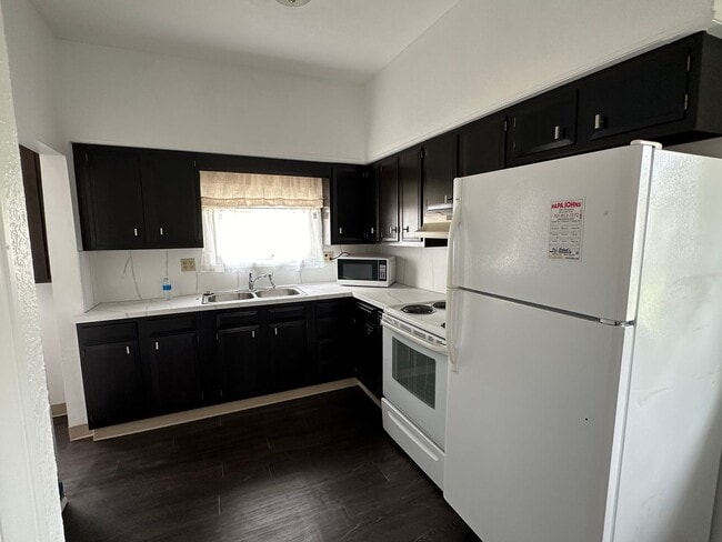 Building Photo - 3 Bedroom Home