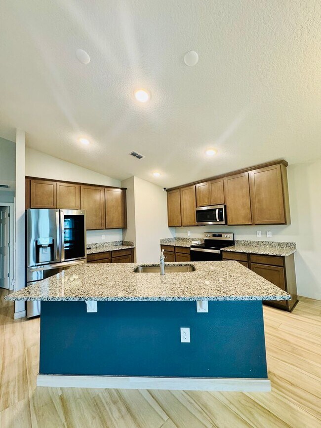 Building Photo - Beautiful 4-Bed, 2-Bath Home in a Prime Location!