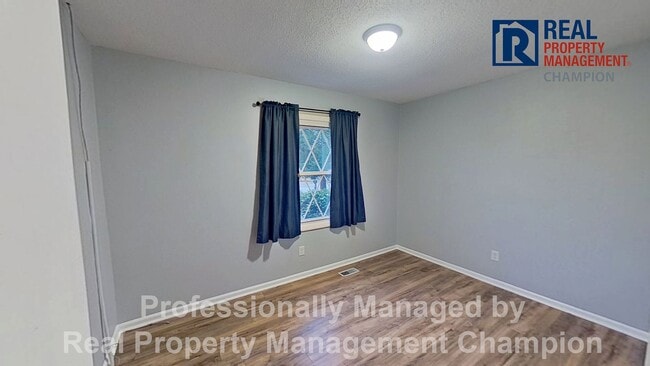 Building Photo - Adorable 3 BD/2 BA with Large Lot on Cul-de-Sac