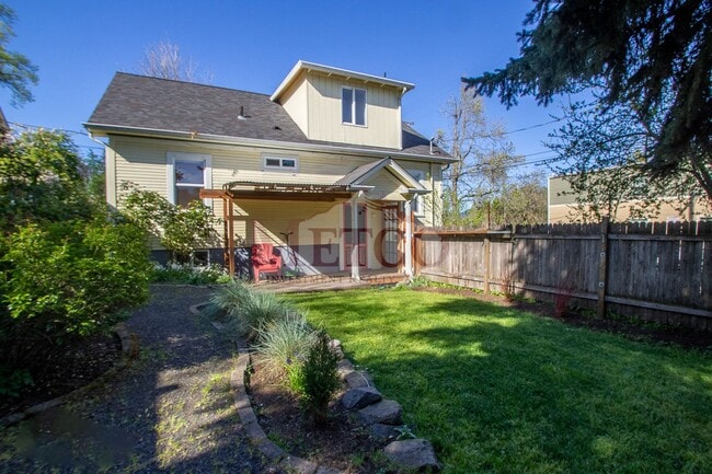 Building Photo - Light & Bright Home In Eugene