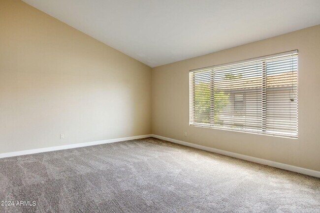 Building Photo - 1402 E Guadalupe Rd