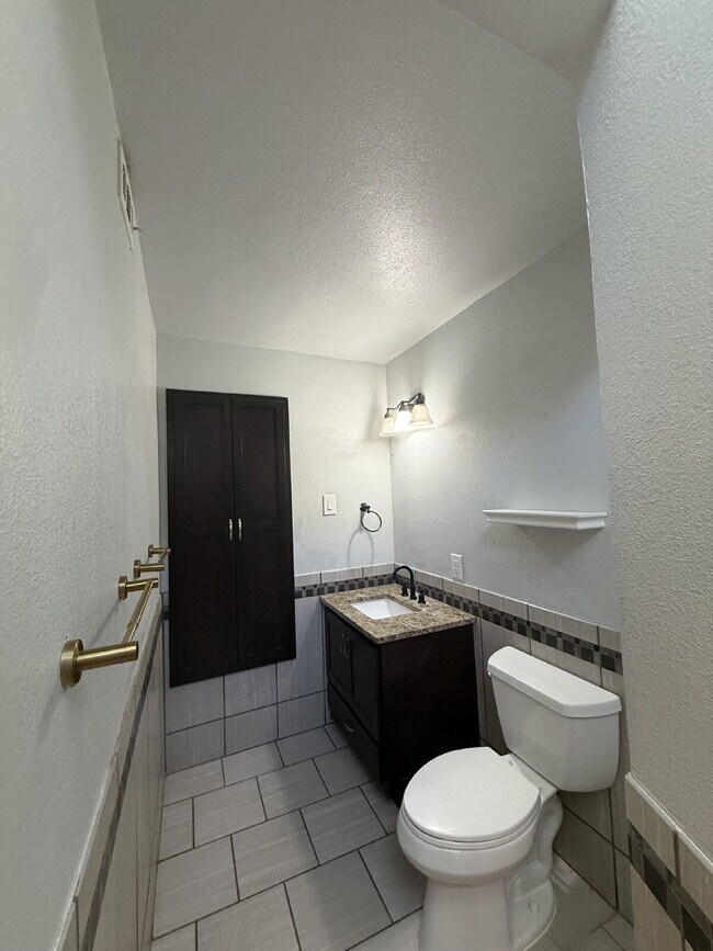 Building Photo - 5725 Wren Ave