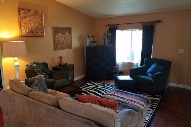 Large Living room - 27711 Jade Ct