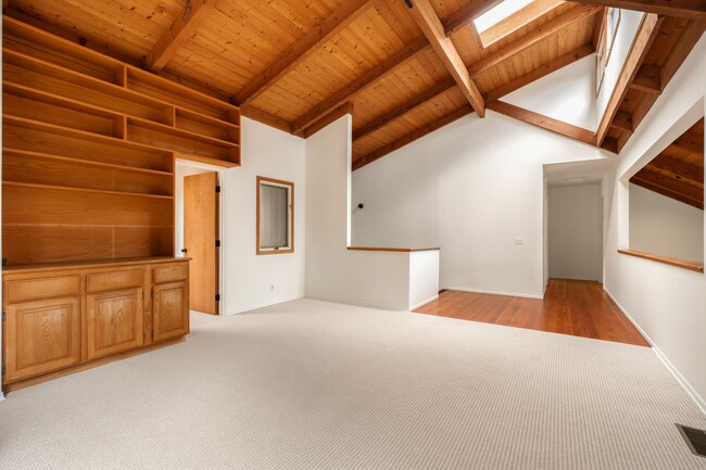Building Photo - 1539 Miramar Ln