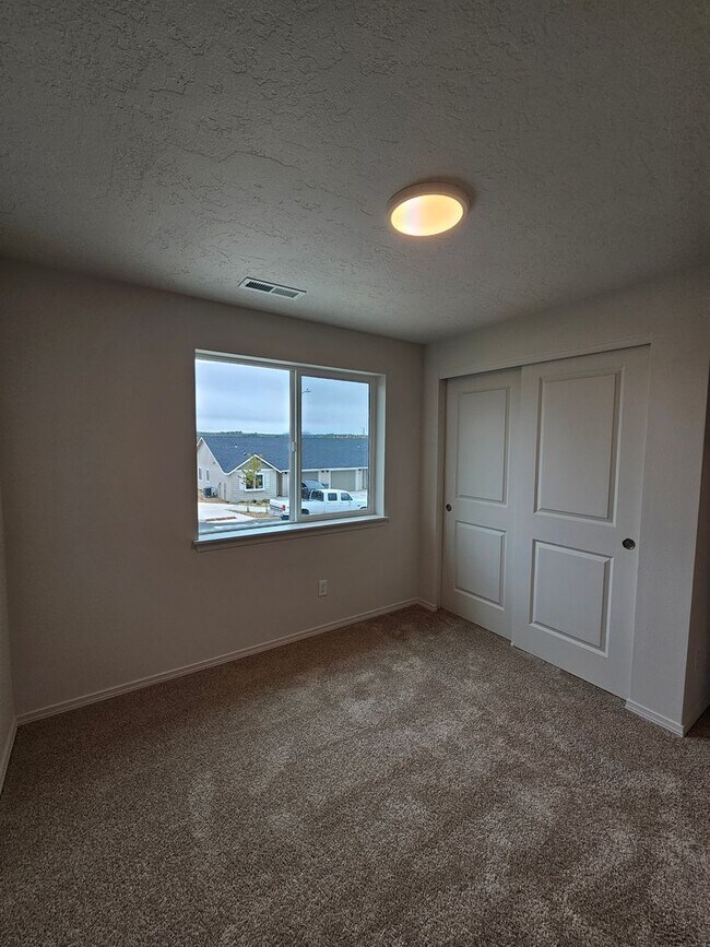 Building Photo - 940 Starview Ave