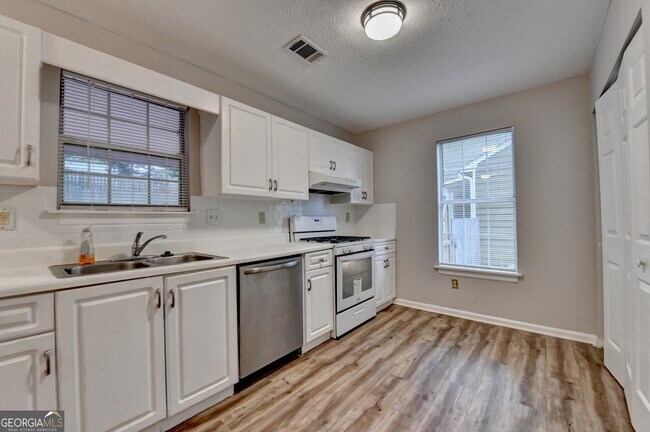 Building Photo - 2115 Glynmoore Dr