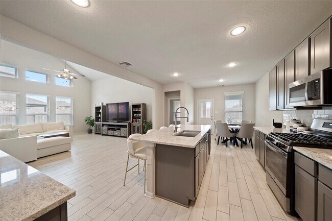 Building Photo - 2277 Forest Chestnut Dr
