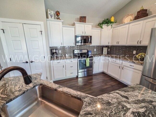 Building Photo - 3 Bed 2 Bath Home in Adel with a 3-Car Garage