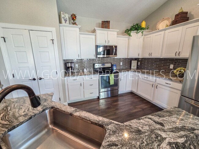 Building Photo - 3 Bed 3 Car Home in Adel with a 3-Car Garage