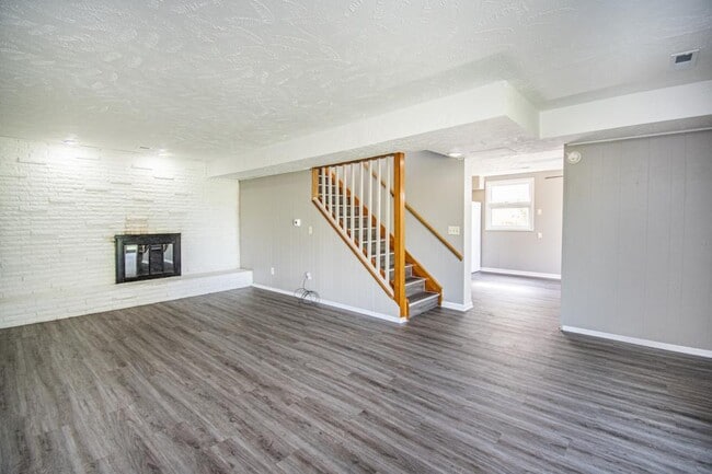 Building Photo - 1220 Hillcrest Dr